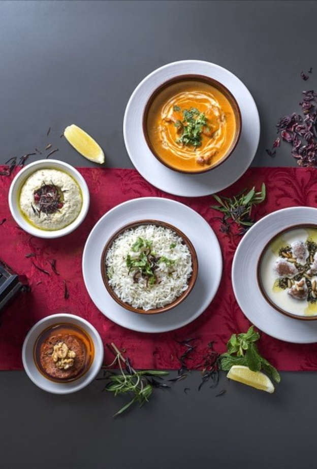 اكسسوارات بلمسة شرقية توزع على مائدة الإفطار الرمضانية لديكور بسيط ومميز