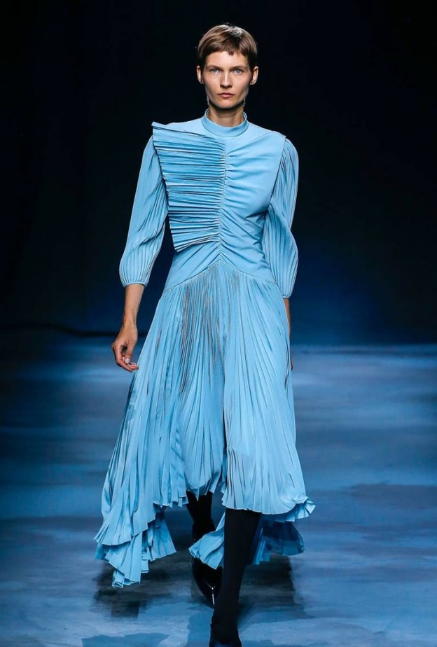 فستان محتشم من Givency 