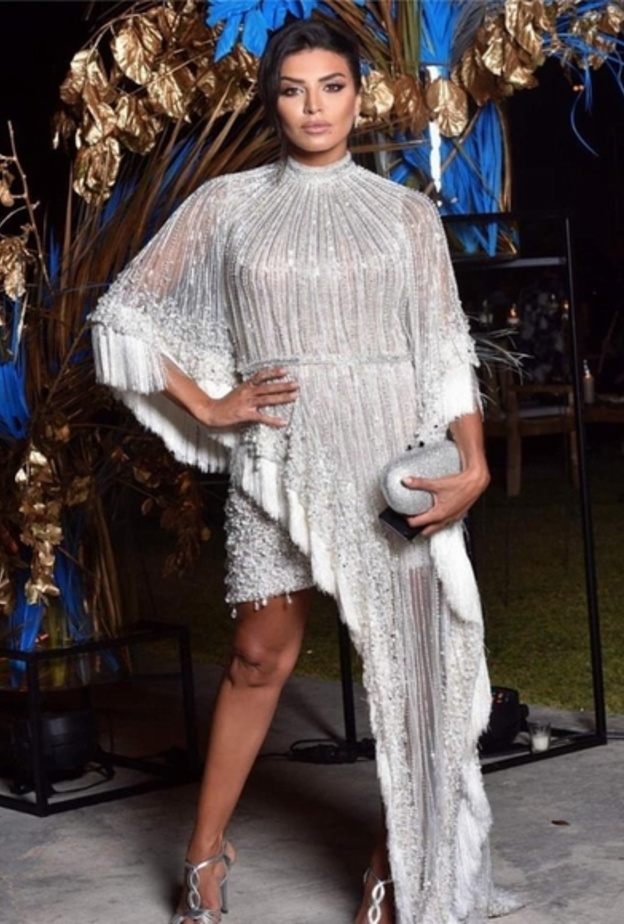 اختارت أمل بوشوشة فستاناً باللون الفضي مع القصة غير المستقيمة من دار لابرجوازي ‏LaBourjoisie