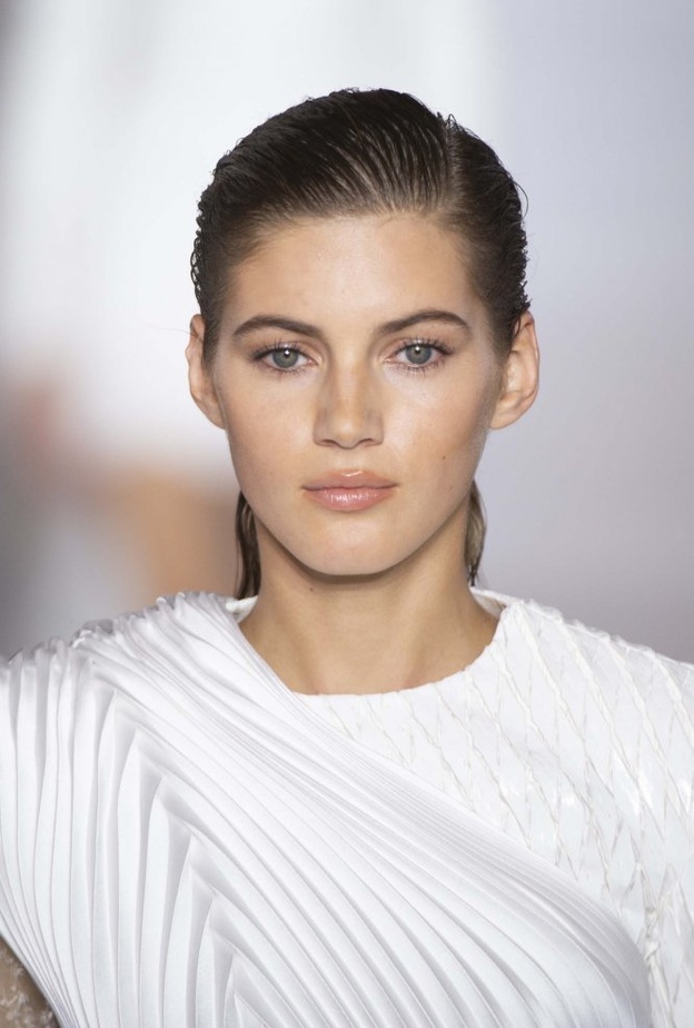 عارضات Balmain ببشرة نضرة