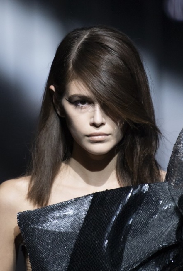 احدث تسريحات شعر ناعمة مع الغرة الجانبية من Saint Laurent