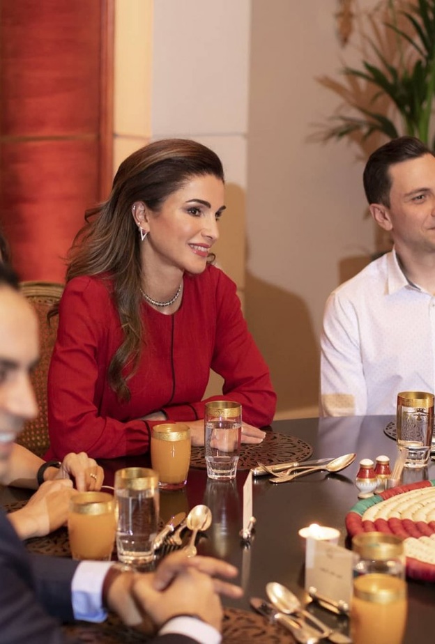 الملكة رانيا تشارك مجموعة من الشباب والشابات إفطارهم وسط أجواء رمضانية مميزة