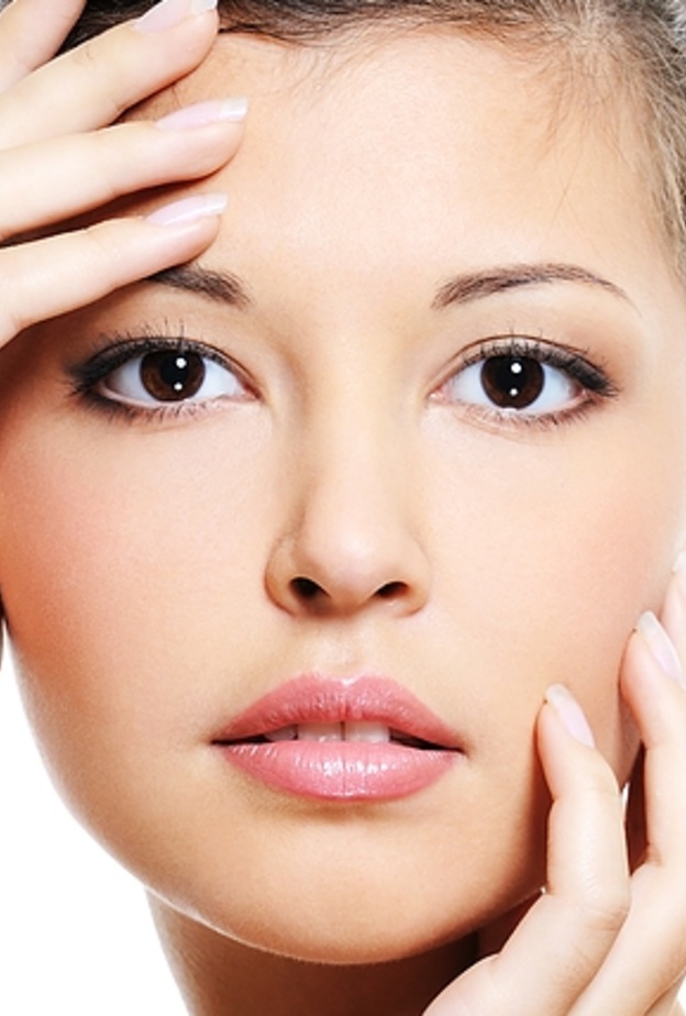 إذا كنت تعانين من جبهة عريضة فعملية زرع الشعر تساعدك على التخلص منها