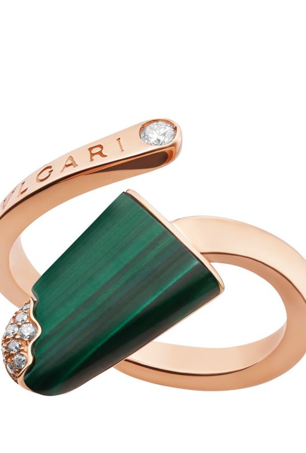 سوار عريض مزين بحلقات من المالاكيت ومزين بالألماس من L’Atelier Nawbar