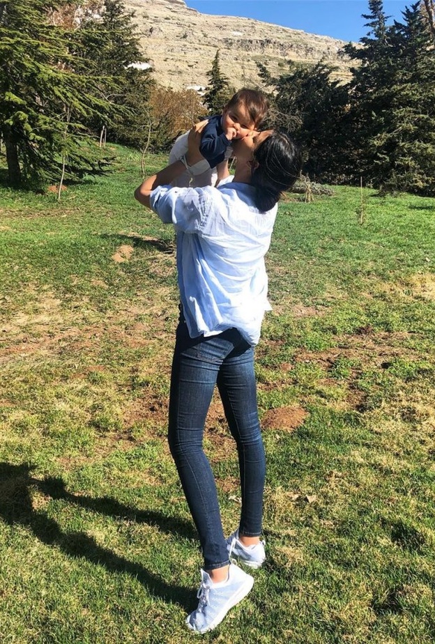 صورة عفوية لريم السعيدي أثناء تمضيتها أوقات ممتعة مع ابنتها بيلا في الطبيعية 