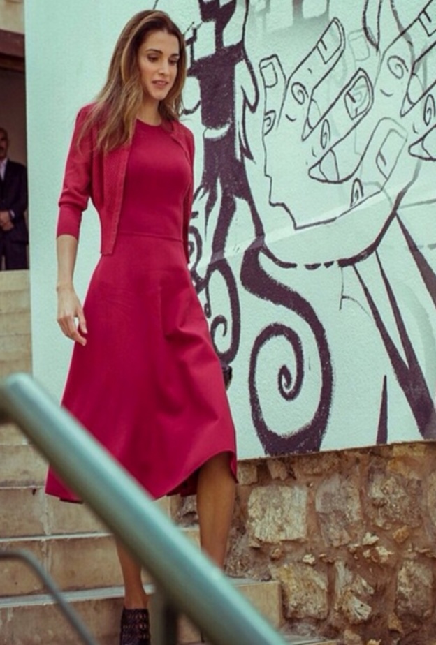  الملكة رانيا ارتدت الفستان الأحمر الذي حمل توقيع دار Cefinn