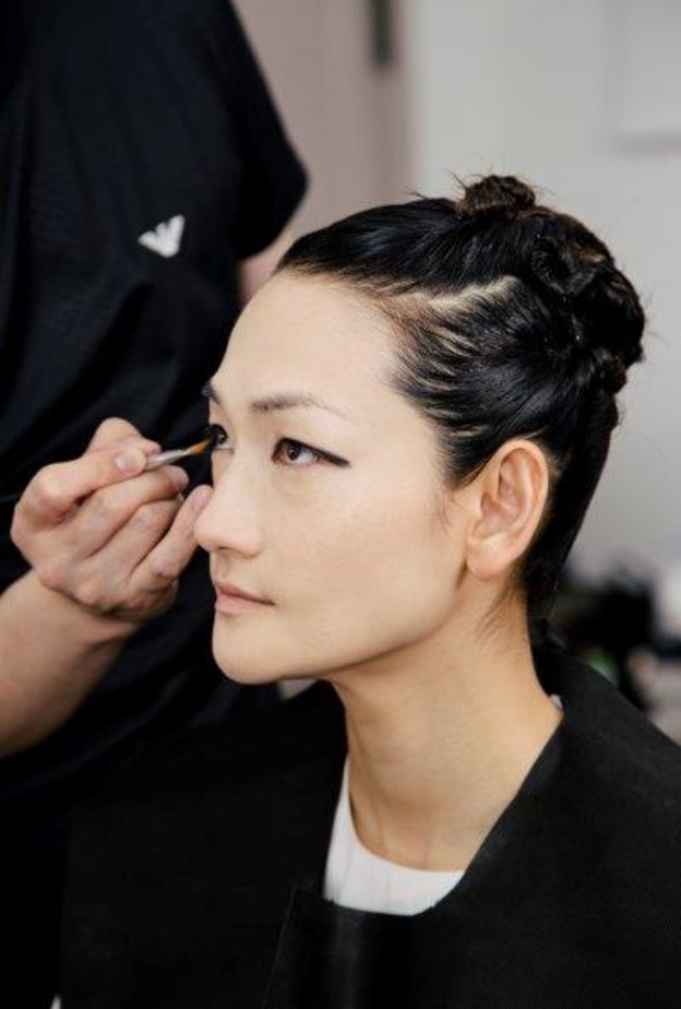 خبيرة المكياج العالميّة في GIORGIO ARMANI تبتكر إطلالة مكياج من وحي ازدواجية اليابان