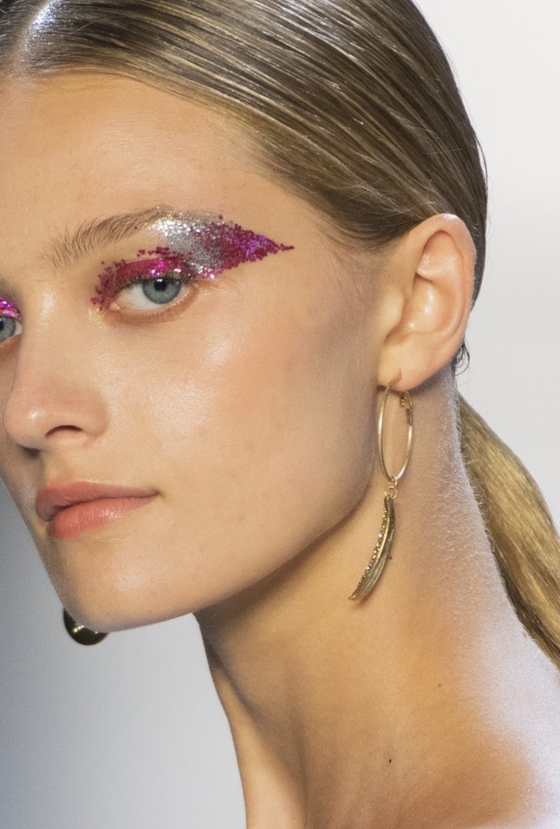 اعتمدي البرق أو الجليتر لعيونك