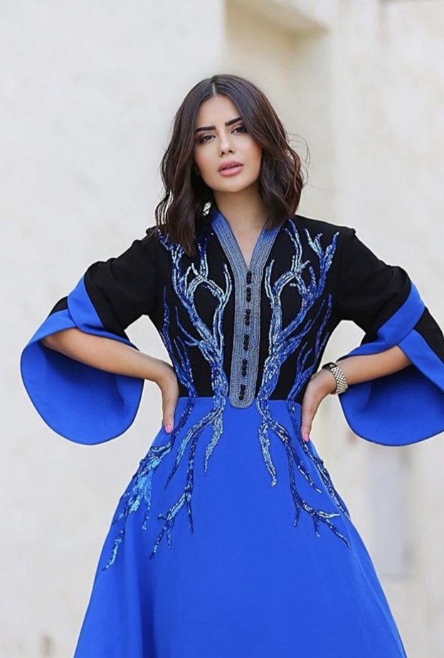 اطلالة ملفتة بتصميم أكمام جريء ومبتكر من Code 8