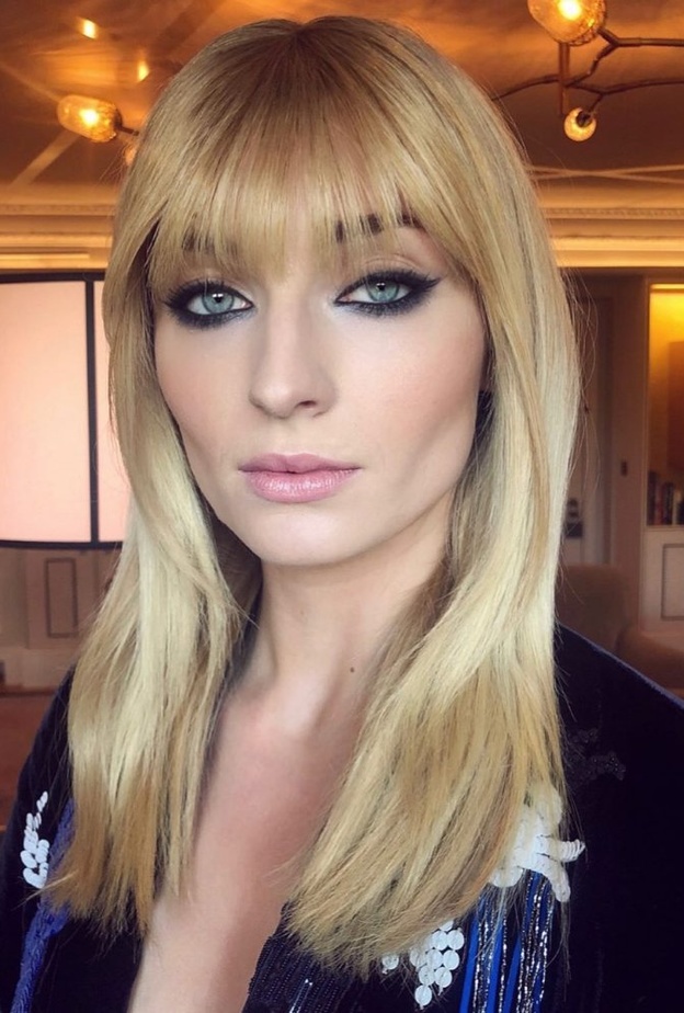 أخفت صوفي جبهتها العريضة بالغرة القصيرة