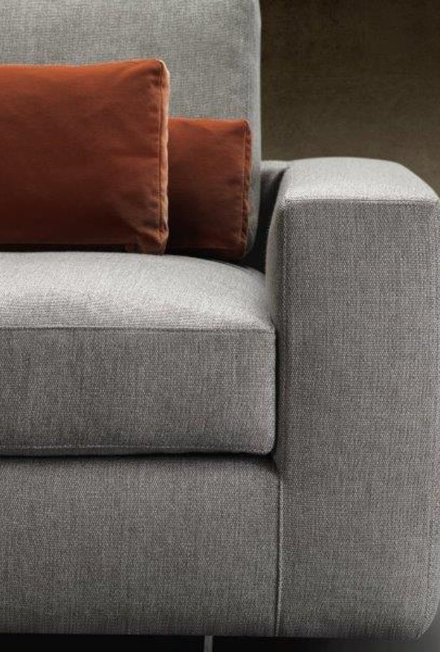 تفاصيل مميزة في صالة عرض Royal Owl Furniture