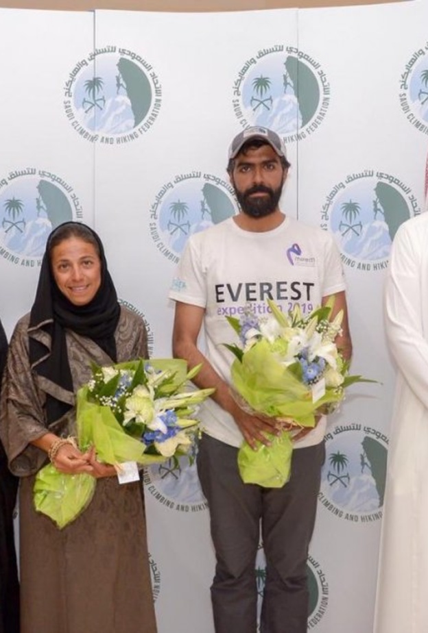 السعوديان منى شهاب و سعود العيدي يصلان أعلى قمة جبل إفرست