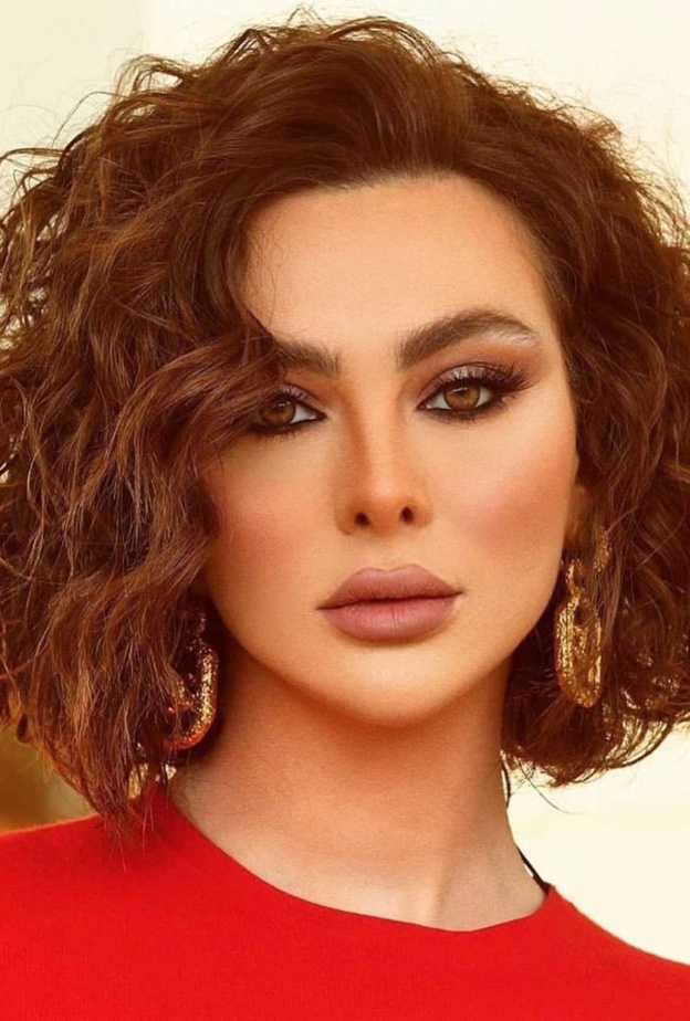 ستيفاني صليبا بمكياج برونزي براق وبارز