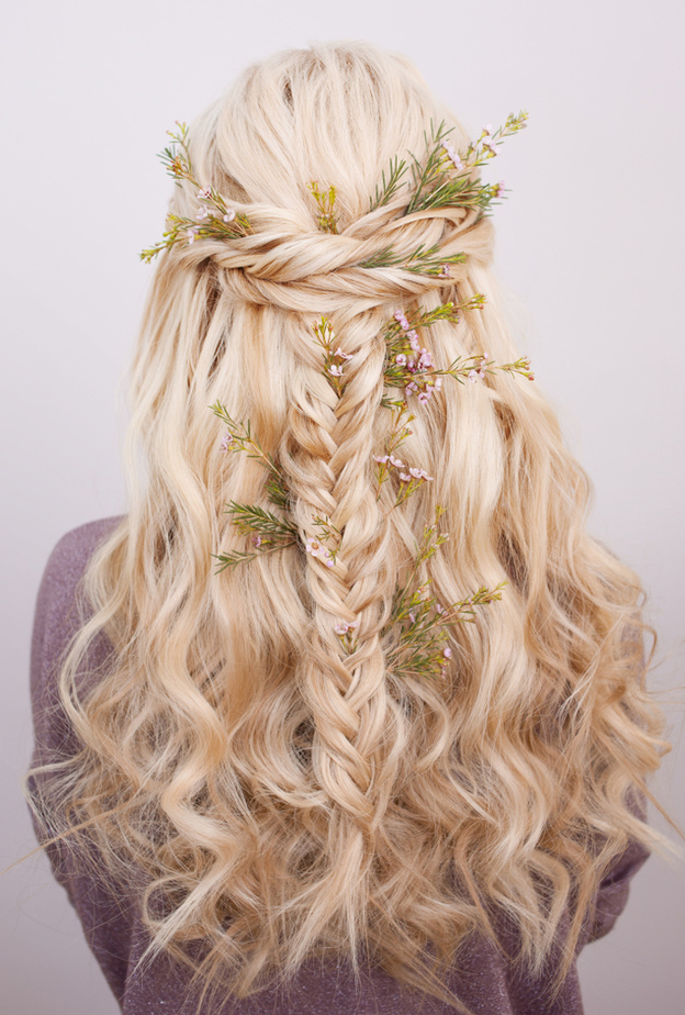 أضيفي جمالا لتسريحات شعرك المتنوعة باستخدام الزهور في عيد الفطر