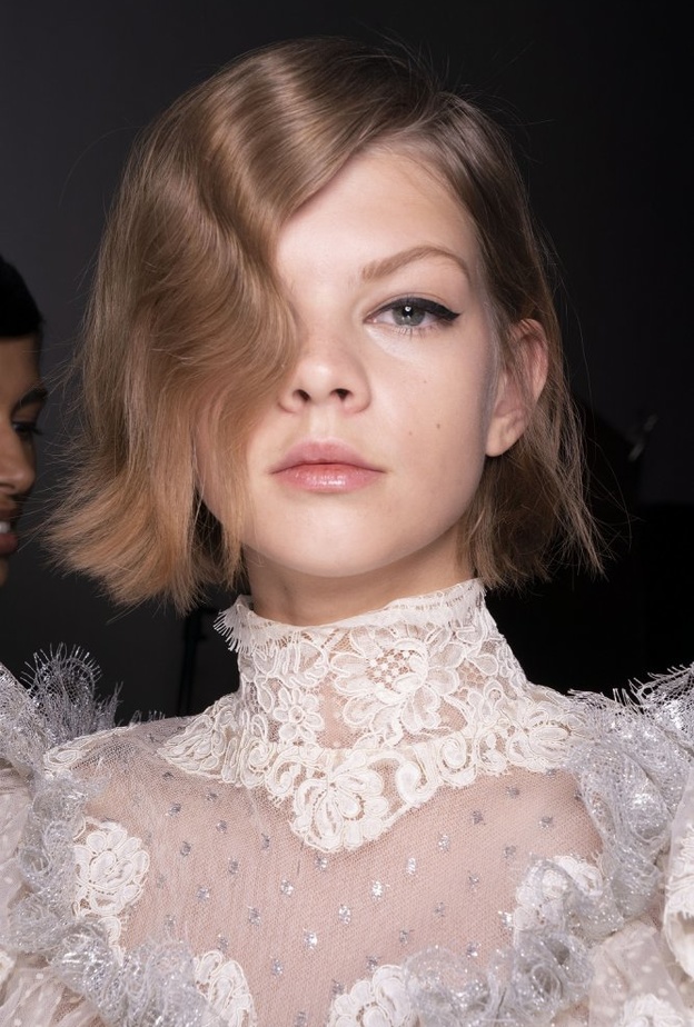 قصات شعر بيكسي مجعدة من Giorgio Armani