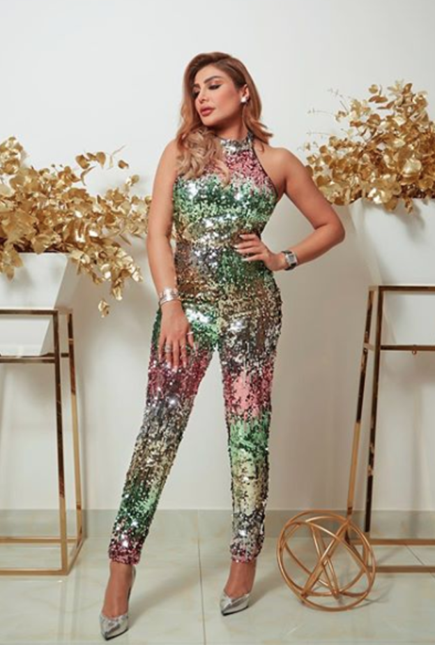 اصالة نصري في فستان أنيق براق