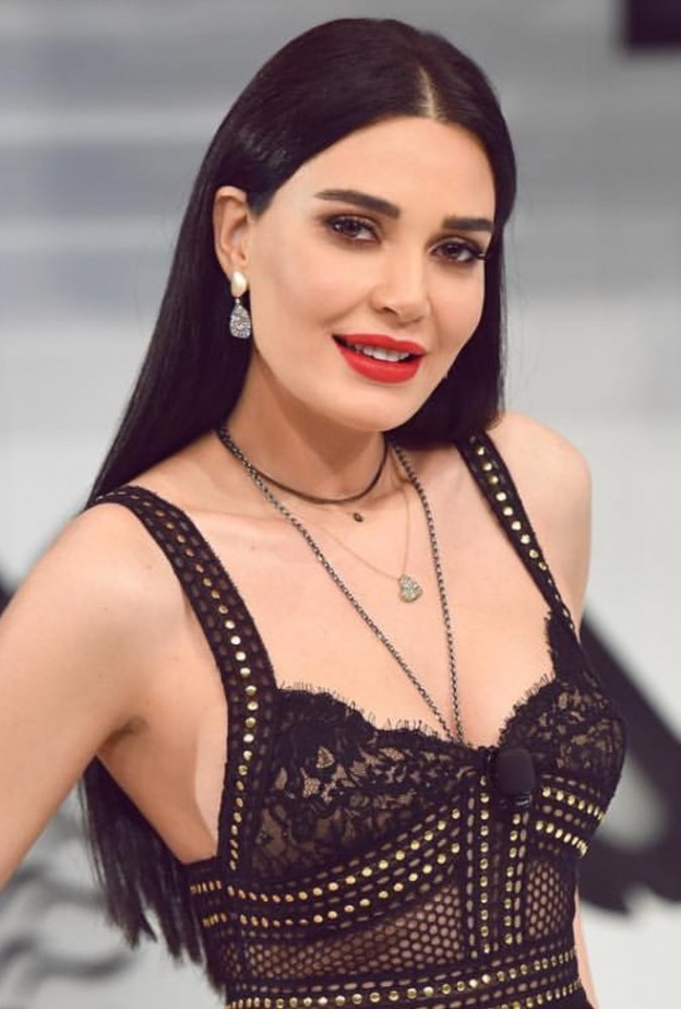 سر تمسك سيرين عبدالنور بوضع احمر الشفاه القوي في الهيبة