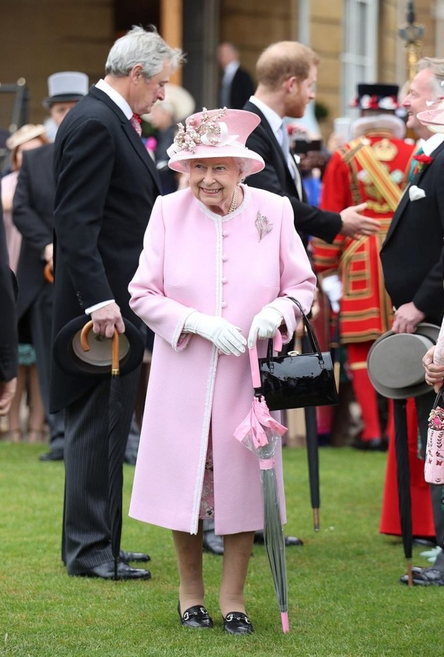 إطلالة أنيقة للملكة إليزابيث في الاحتفال السنوي للحديقة الملكية في قصر باكنغهام