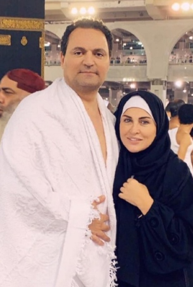 روجينا تؤدي مناسك العمرة مع زوجها وبناتها