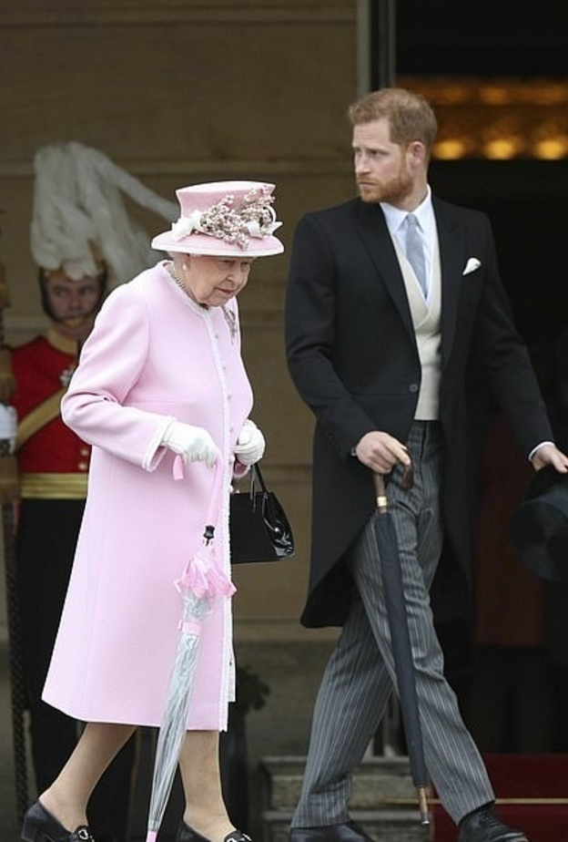الأمير هاري رافق جدته الملكة في حفل الحديقى