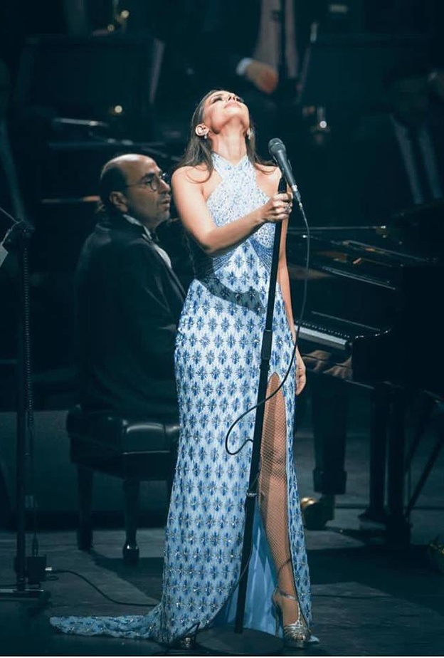 إطلالة باللون البرغندي من تصميم ريان الباشا