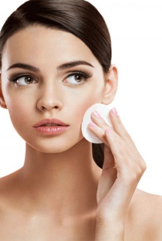 امسحي بشرتك الدهنية يوميا بمغلي البقدونس في الصباح وقبل النوم