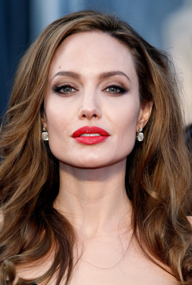 إطلالات مكياج مميزة بأسلوب أنجلينا
