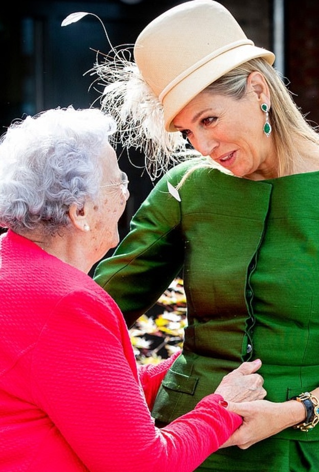 الملكة ماكسيما تبادلت الحديث مع المسنين في الدار