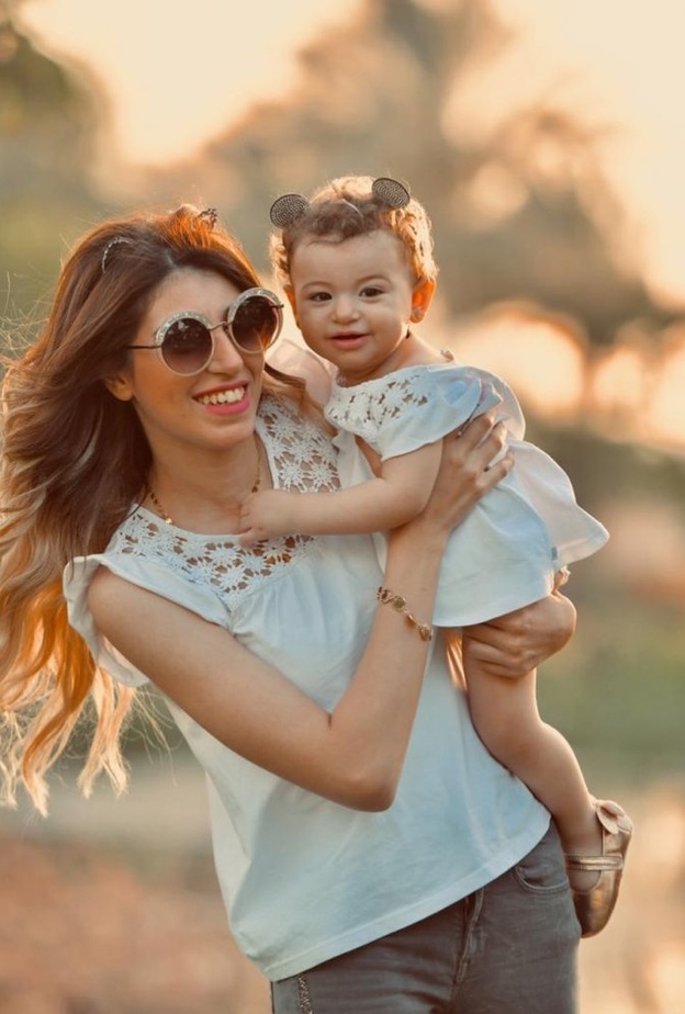 زوجة علي ربيع وابنته 