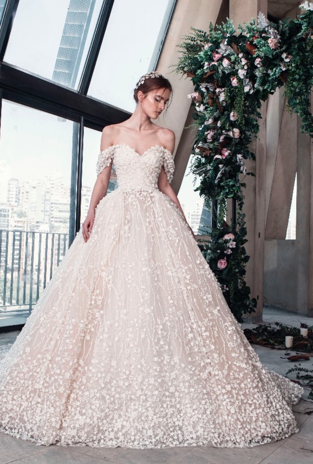 فستان من ريم عكرا