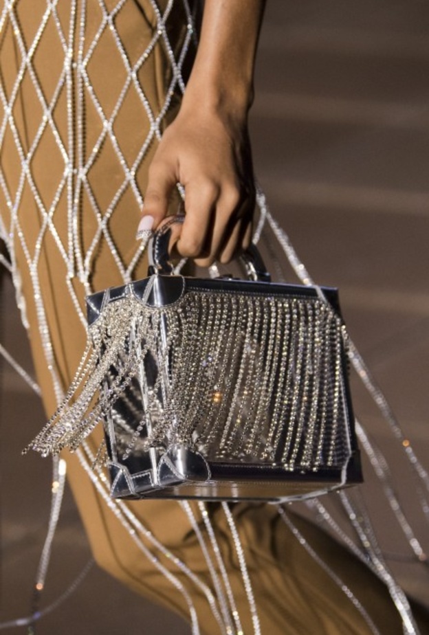 تألقي بأسلوب دار Chanel مع موديلات حقائب يد نسائية فضية