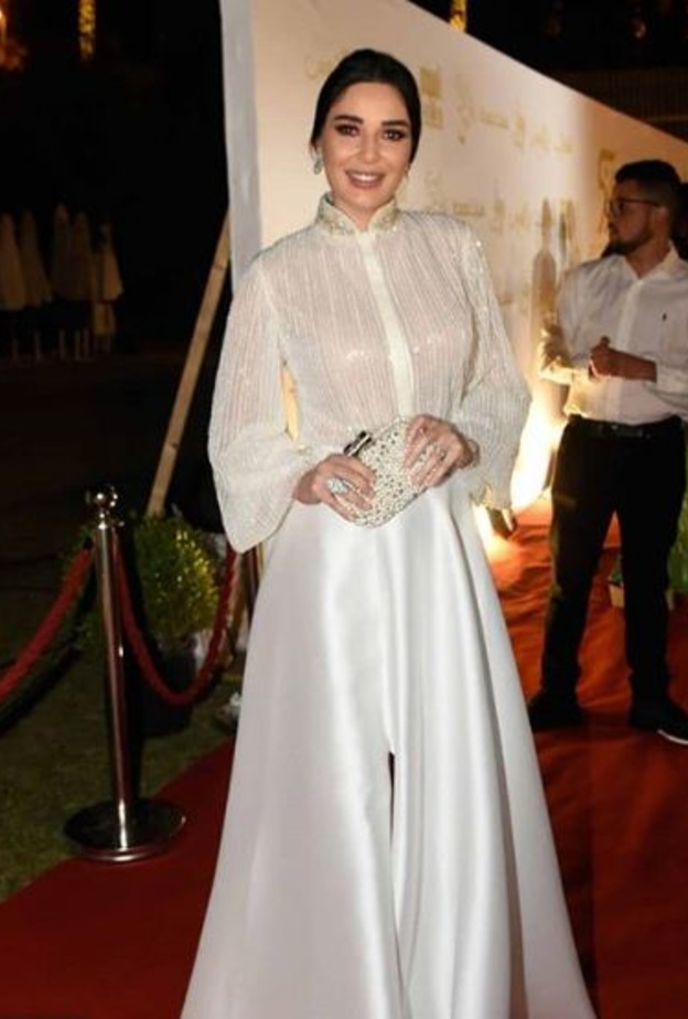 أطلت النجمة نوال الزغبي بفستان ميدي بقصة ضيّقة