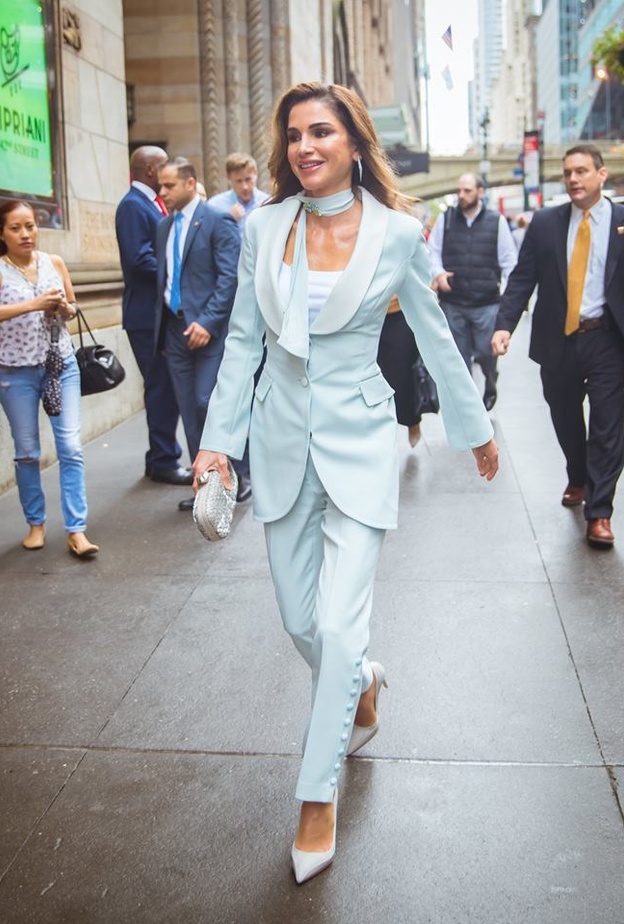 الملكة رانيا تتمايل بأناقة البدلة الرسمية الزرقاء