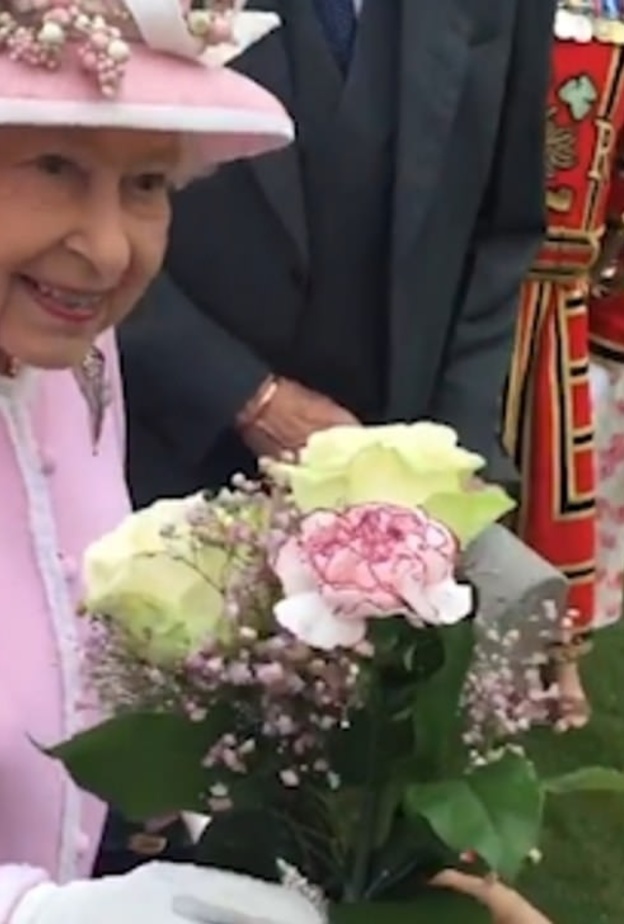 ضيفة قدمت زهورا لملكة بريطانيا