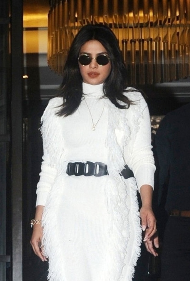 إطلالة كاجوال للجميلة ‏NAOMI CAMPBELL‏ بفستان شبابي مزخرف وملوّن