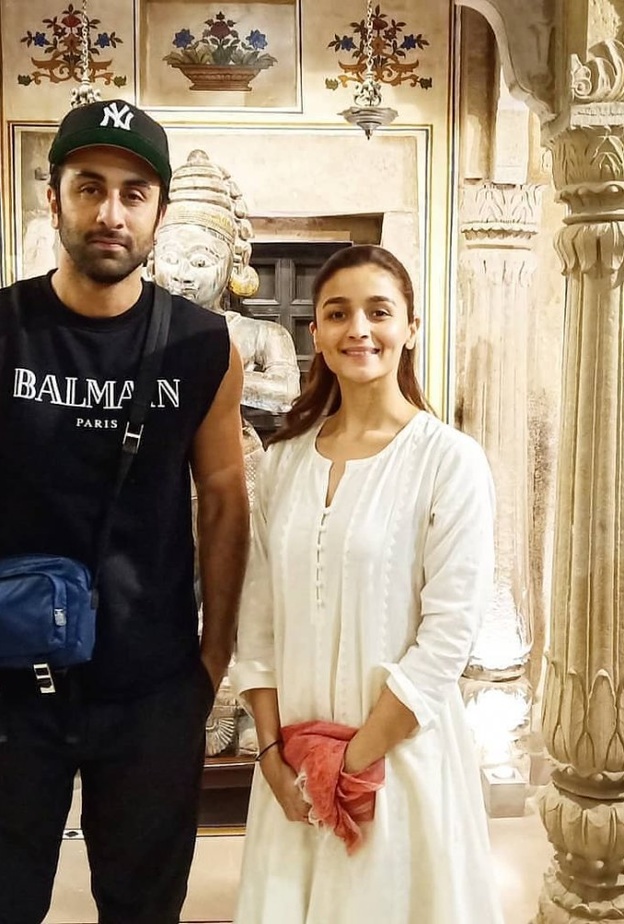 عليا بهات ورانبير كابور يصوران فيلمهما في قلعة رامناجار