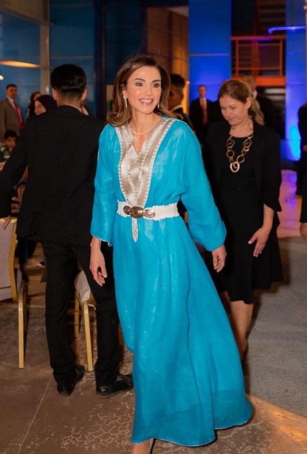 قفطان أزرق مشع وشبابي اختارته الملكة رانيا ‏مع الحزام الأبيض