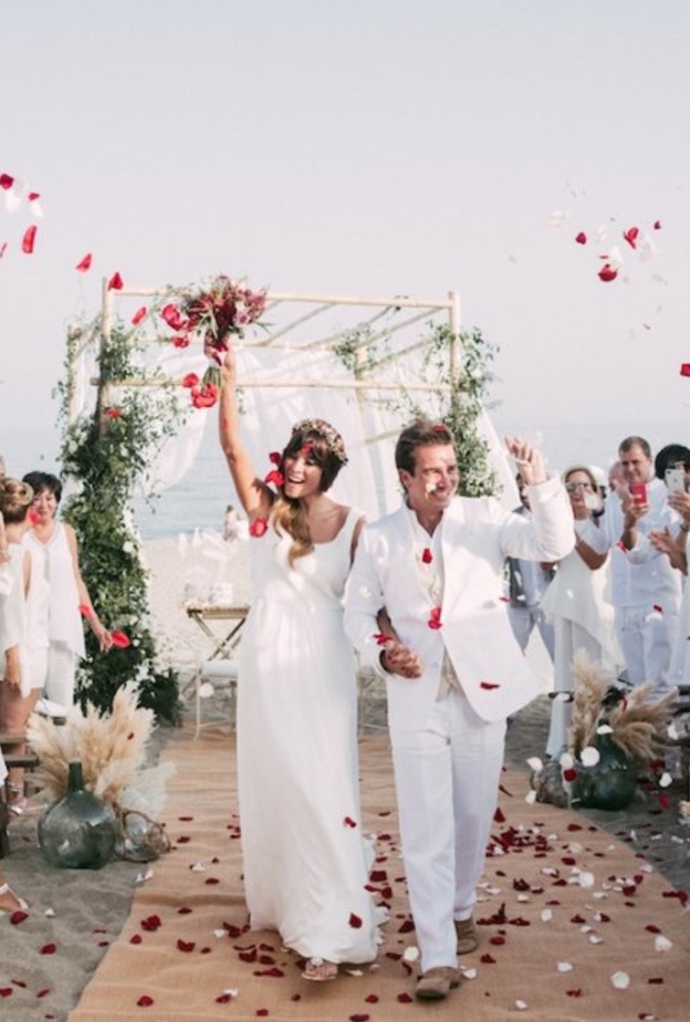 اجمل الصور الرومانسية لزفاف الشاطىء