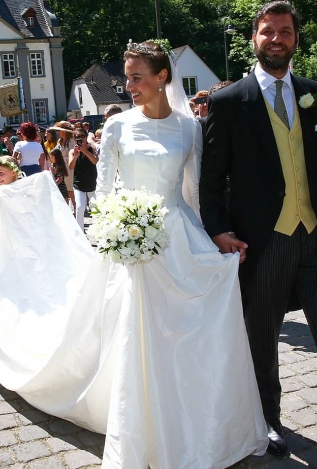 العروس ألانا كاميل بونتي والتي ظهرت في حفل زفافها بفستان زفاف حريري أنيق وطويل الأكمام