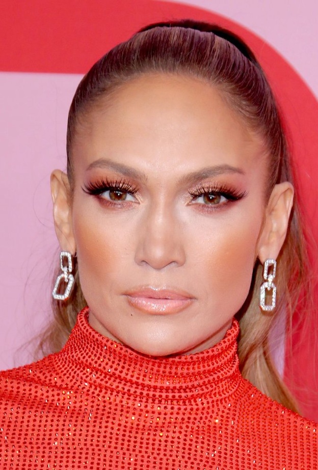 مكياج عيون طبيعي ومات من اختيار Bella Hadid