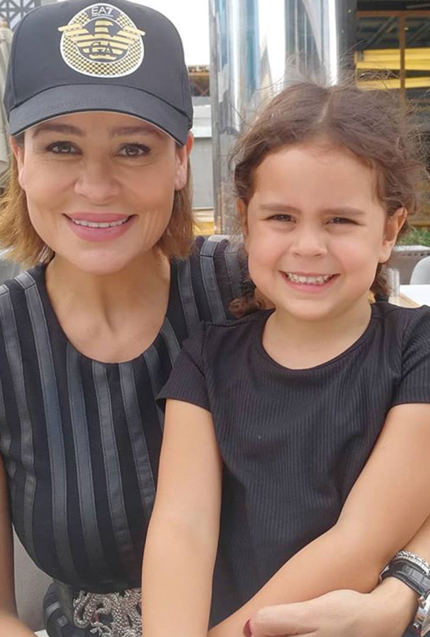 النجمة كارول سماحة تعايد جمهورها بصورة جميلة مع ابنتها تالا 