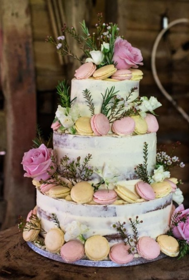 سنتربيس جميل من الورود للزفاف في الصيف