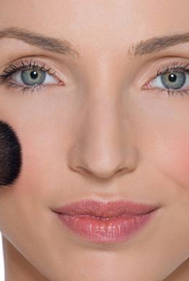 اختاري لون كونسيلر أفتح من لون كريم الأساس لتفتيح منطقة أسفل العين وتغطية أي دوائر ملونة ومظلمة