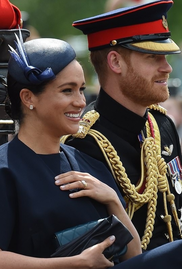 العائلة المالكة في الشرفة بدون ميغان ماركل