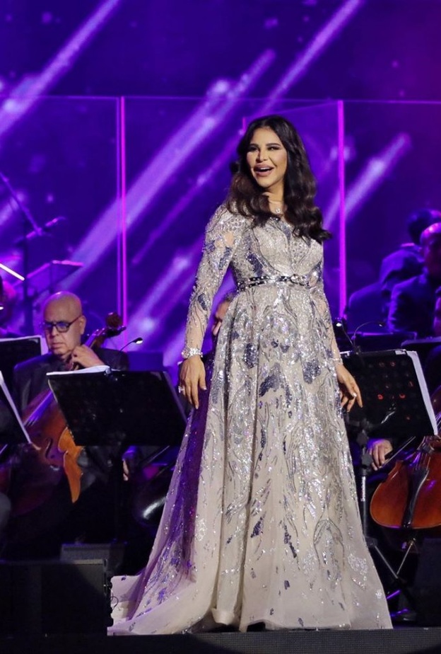 لقطة تُظهر فرحة أحلام وأناقتها الملفتة في حفلها يوم أمس بمدينة جدة