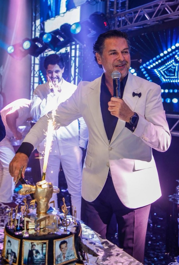 راغب علامة يتلقى مفاجأت في حفله بدبي