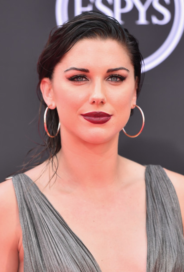 إطلالات جمالية بسيطة على طريقة الرياضية Alex Morgan