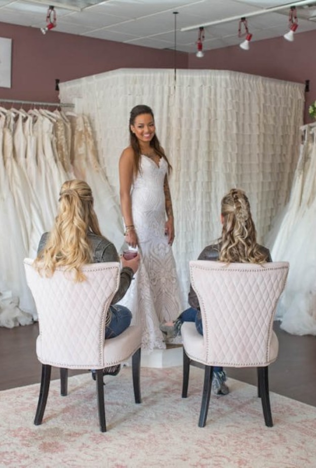 اختاري مرافقيك إلى موعد التسوق لشراء فستان الزفاف بعناية بحيث لا يكون عددهم أكبر مما يجب