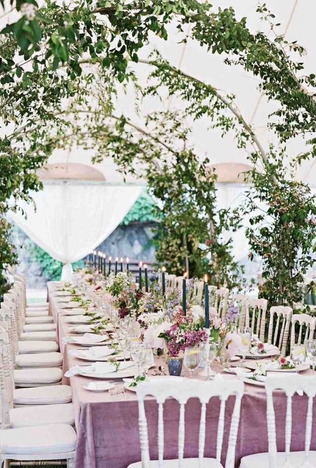 الطاولات الطويلة تزيد الزفاف أناقة