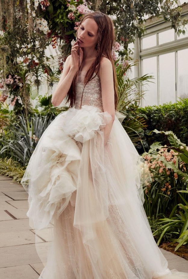 فستان أوف وايت